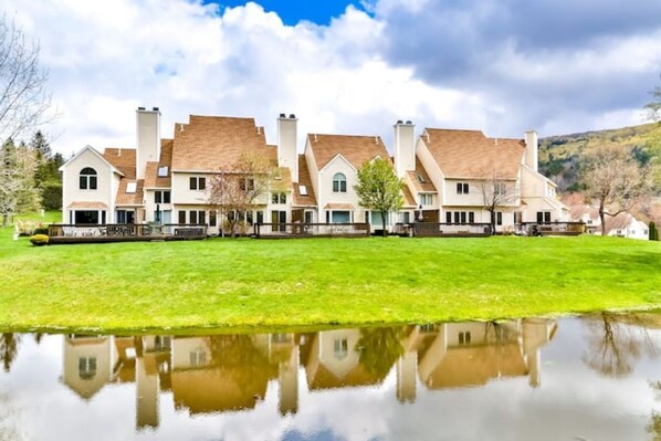 Exterior - Spacious Townhouse minutes from Village and Slopes with shuttle to mountain (Windham)