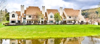 Spacious Townhouse minutes from Village and Slopes with shuttle to mountain