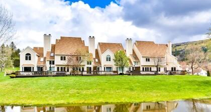 Spacious Townhouse minutes from Village and Slopes with shuttle to mountain