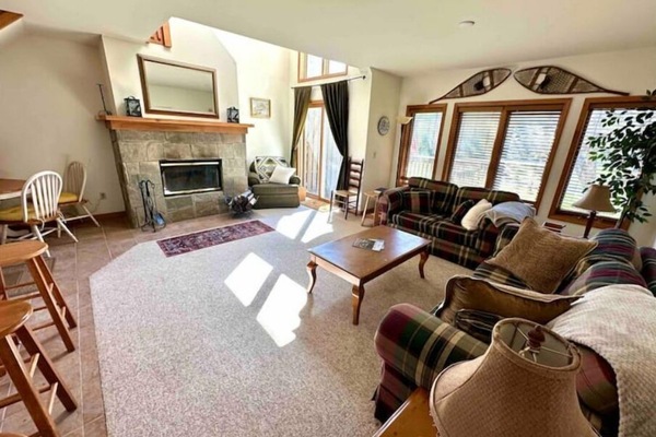 Spacious Livingroom Wood Burning Fire Privat Patio access Open Kitchen