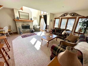 Smart TV, fireplace, stereo - Spacious Townhouse minutes from Village and Slopes with shuttle to mountain (Windham)