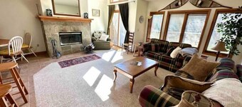 Spacious Townhouse minutes from Village and Slopes with shuttle to mountain