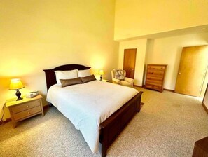 3 bedrooms, iron/ironing board, free WiFi, bed sheets - Spacious Townhouse minutes from Village and Slopes with shuttle to mountain (Windham)