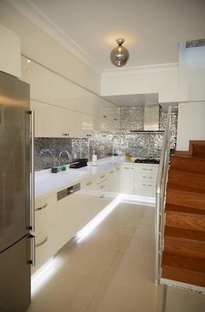 Refrigerador, microondas, horno y parrilla de estufa