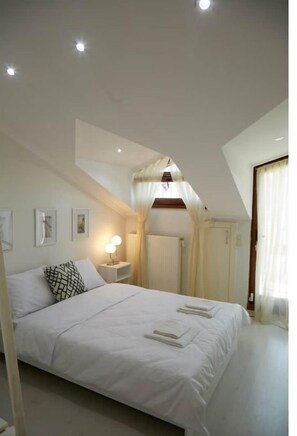 3 bedrooms, travel crib, free WiFi, bed sheets