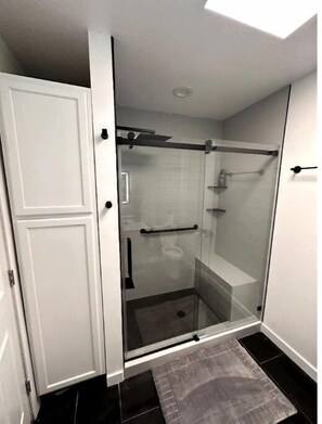 Shower, hair dryer, towels, soap - Mi Casita Chula (Santa Fe)