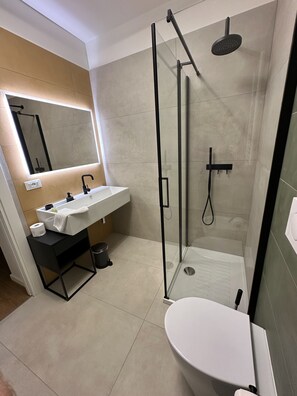 Sèche-cheveux, bidet, serviettes fournies, savon