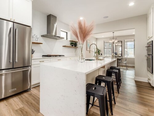 New Luxe Reno W/Hot Tub & Roof Top Terrace!