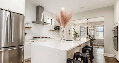 New Luxe Reno W/Hot Tub & Roof Top Terrace!