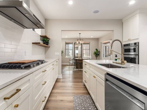 New Luxe Reno W/Hot Tub & Roof Top Terrace!