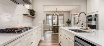 New Luxe Reno W/Hot Tub & Roof Top Terrace!