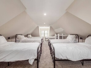 4 slaapkamers, een bureau, een strijkplank/strijkijzer, reisbedje