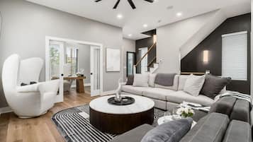 Smart TV, chimenea y tenis de mesa