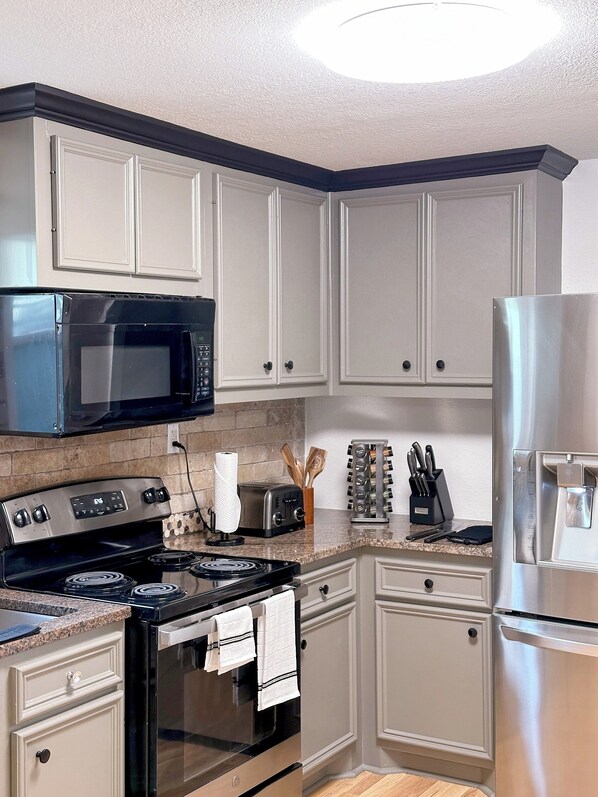 Kühlschrank, Mikrowelle, Ofen, Herdplatte