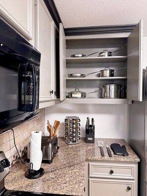 Fridge, microwave, oven, stovetop - Houston Home by NRG Stadium & Downtown (Houston)