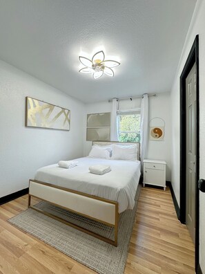 3 bedrooms, in-room safe, iron/ironing board, free WiFi - Houston Home by NRG Stadium & Downtown (Houston)