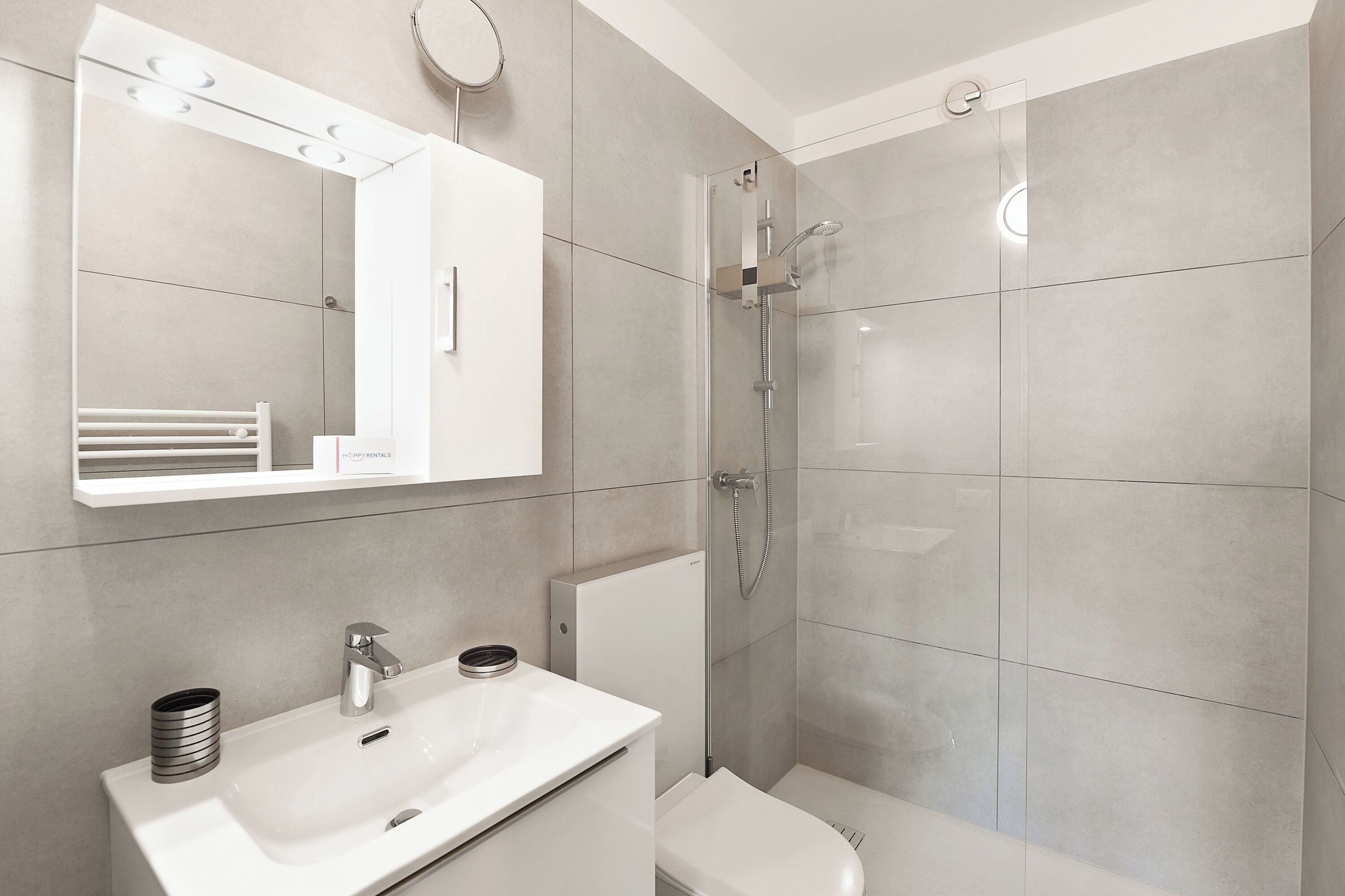 Standaard studio, uitzicht op bergen (View and Art) | Badkamer | Een douche, een haardroger, handdoeken, zeep
