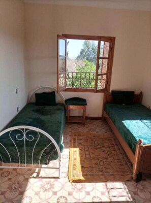 4 bedrooms, desk, iron/ironing board, WiFi