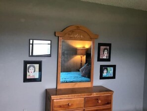 3 bedrooms, travel cot, free WiFi, bed sheets