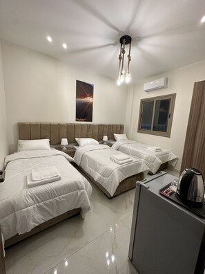 Standard Triple Room | Egyptian cotton sheets, premium bedding, down comforters - Jasmine flower hostel (Madaba)