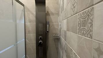 Douche, douche à « effet pluie », articles de toilette gratuits