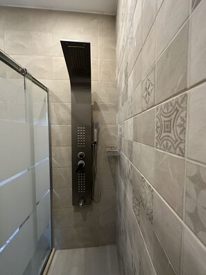 Shower, rainfall showerhead, free toiletries, hair dryer - Jasmine flower hostel (Madaba)