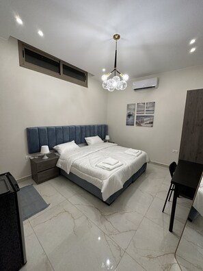 Superior Double Room | Egyptian cotton sheets, premium bedding, down comforters - Jasmine flower hostel (Madaba)