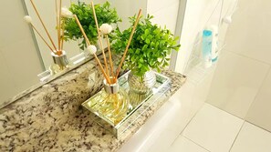 吹风机、毛巾、肥皂、洗发水