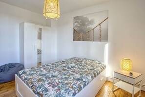 4 Schlafzimmer, Schreibtisch, Bügeleisen/Bügelbrett, Reisekinderbett