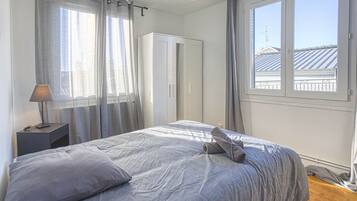 4 bedrooms, desk, iron/ironing board, travel crib