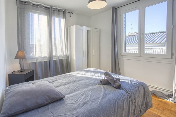 4 camere, una scrivania, ferro/asse da stiro, culla da viaggio