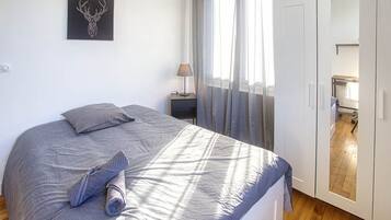 4 makuuhuonetta, työpöytä, silitysrauta/-lauta, vauvan matkasänky