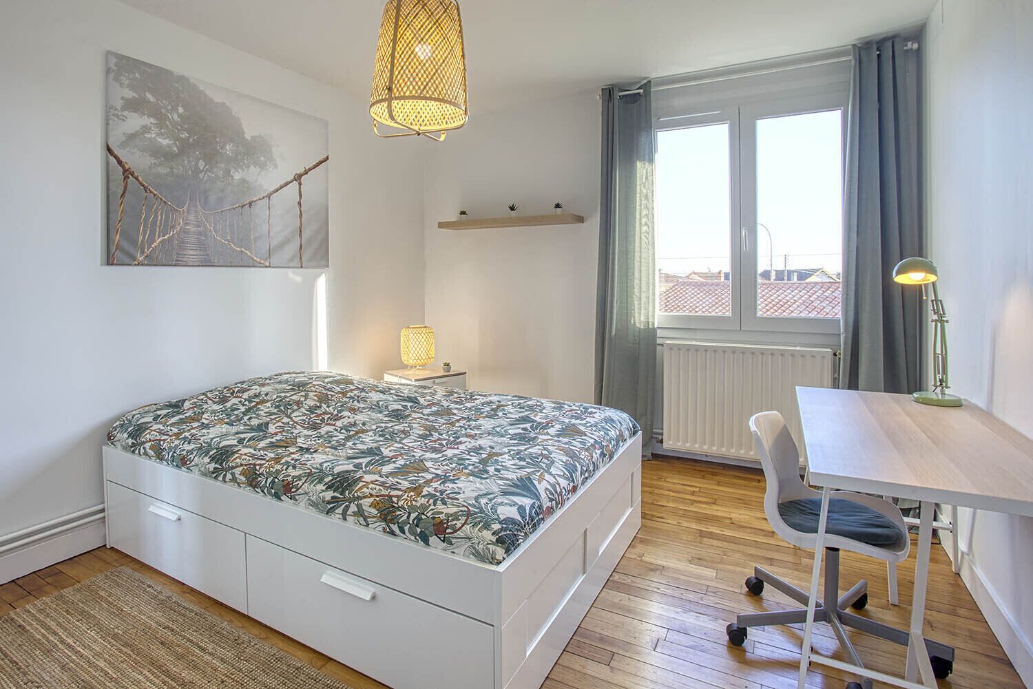 4 slaapkamers, een bureau, een strijkplank/strijkijzer, reisbedje