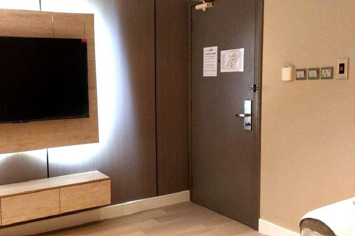 Superior Room, 1 King Bed | Living area | 55-inch flat-screen TV with satellite channels