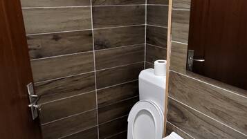 Ducha, artículos de tocador gratuitos, secador de pelo, pantuflas