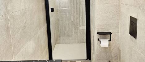 Een haardroger, handdoeken, zeep, toiletpapier