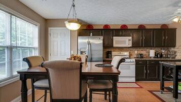 Geladeira, micro-ondas, fogão, lava-louças