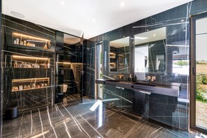 Asciugacapelli, bidet, asciugamani, carta igienica