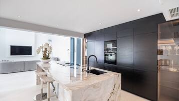 Een koelkast, een magnetron, een oven, een vaatwasser