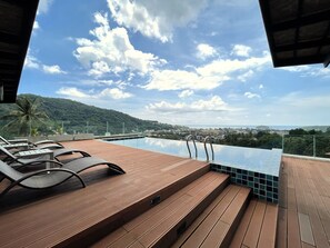 Piscina externa, espreguiçadeiras