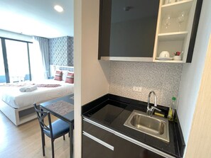 Standard Studio, Mountain View | Private kitchenette - Apartment at Splendid Condo by Lofty  (Karon)