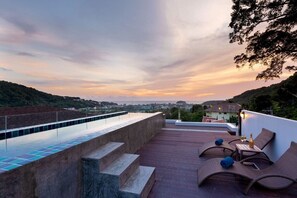 Outdoor pool, pool loungers - Apartment at Splendid Condo by Lofty  (Karon)