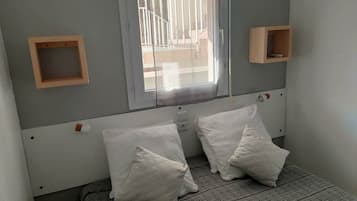 1 slaapkamer, een strijkplank/strijkijzer, wifi