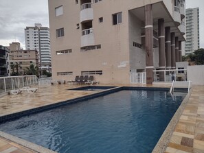 Una piscina techada, una piscina al aire libre de temporada