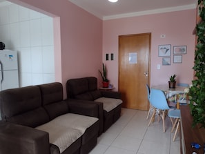 Appartement | Woonkamer | Een 32-inch lcd-televisie met digitale zenders