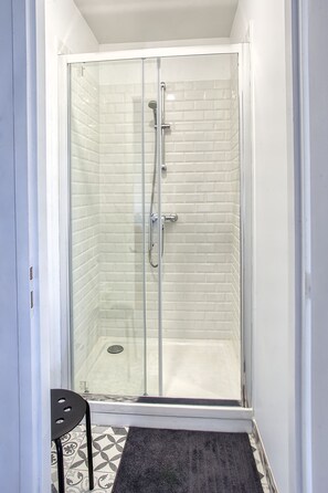 Dusche, Haartrockner, Handtücher, Seife