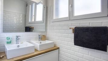 Douche, sĂšche-cheveux, serviettes fournies, savon