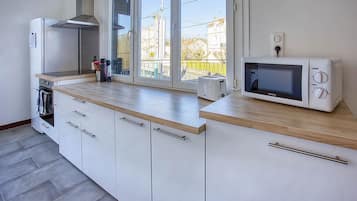 Een koelkast, een microgolfoven, een oven, een kookplaat