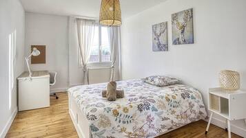 4 chambres, bureau, fer et planche Ă repasser, lit parapluie