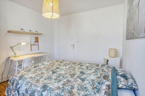 4 camere, una scrivania, ferro/asse da stiro, culla da viaggio